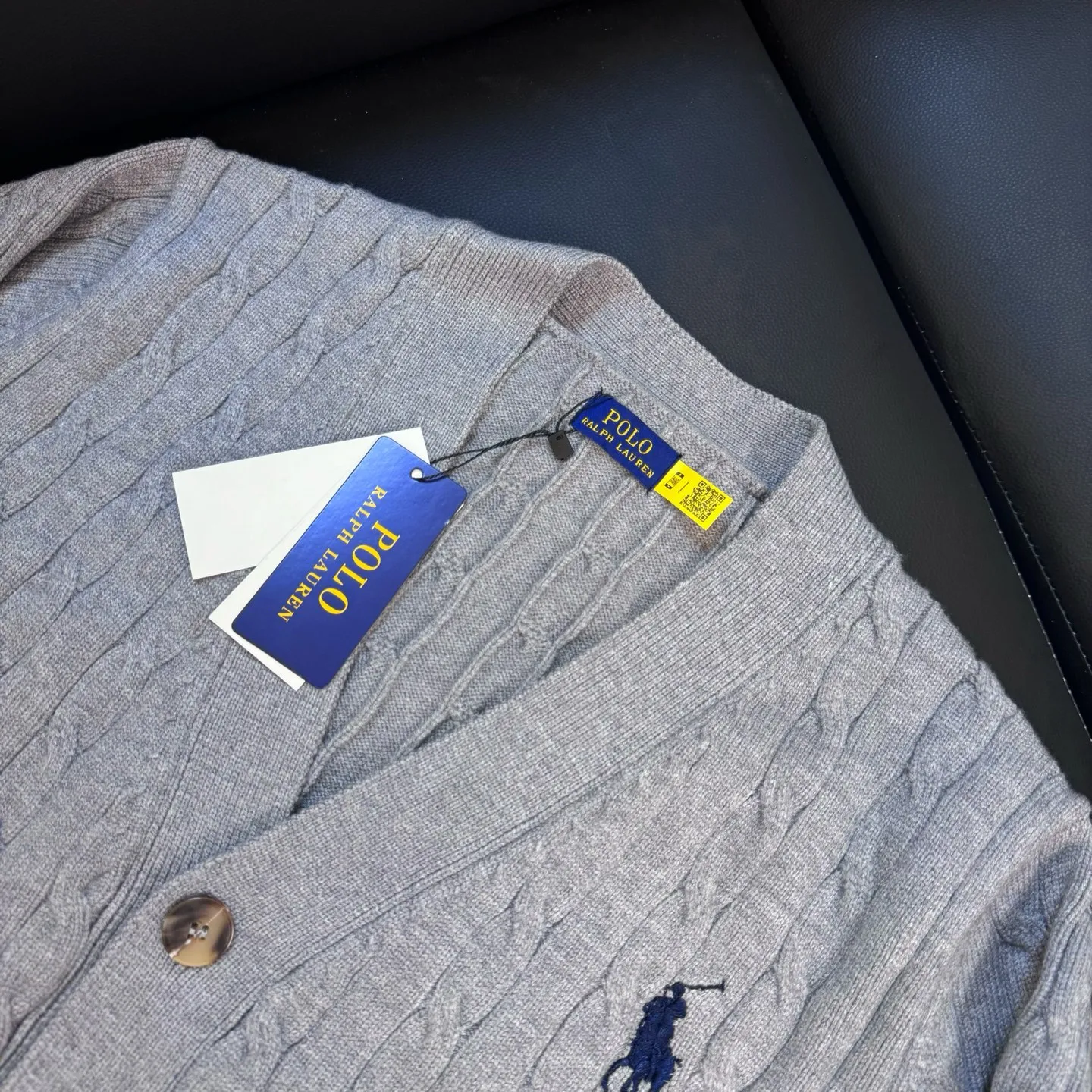 P296 Top quality model: D216 Ralph Lauren, Ralph Lauren knitted cardigan, it’s so amazing! Solid color twist knitted cardigan with embroidery on the chest! Needless to say, the texture of Ralph Lauren is good. This cardigan is made of high-quality knitted fabric, which is soft and skin-friendly, and has a full sense of drape. Wearing it will immediately enhance your temperament and give you a sense of luxury! High quality and high density! The exquisite embroidered logo on the chest is low-key, luxurious and connotative, highlighting the brand identity, and the details show quality! The classic button design is easy to put on and take off. You can adjust the tightness according to your own preferences to create different styles! In spring and autumn, there is a big temperature difference between morning and evening. This cardigan is definitely your best choice. It is warm, fashionable and extremely practical! Color: Black Gray Navy Size: m-xl M: Clothes length 68 Bust 110 Sleeve length 57 L: Clothes length 70 Bust 116 Sleeve length 58 XL: Clothes length 72 Bust 120 Sleeve length 59
